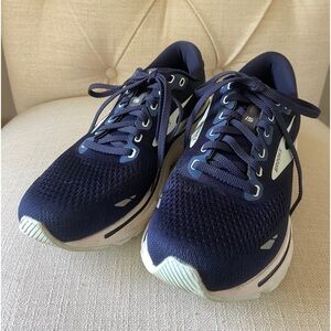 Navy Blue Brooks Size 8 Women’s Athletic Shoes.